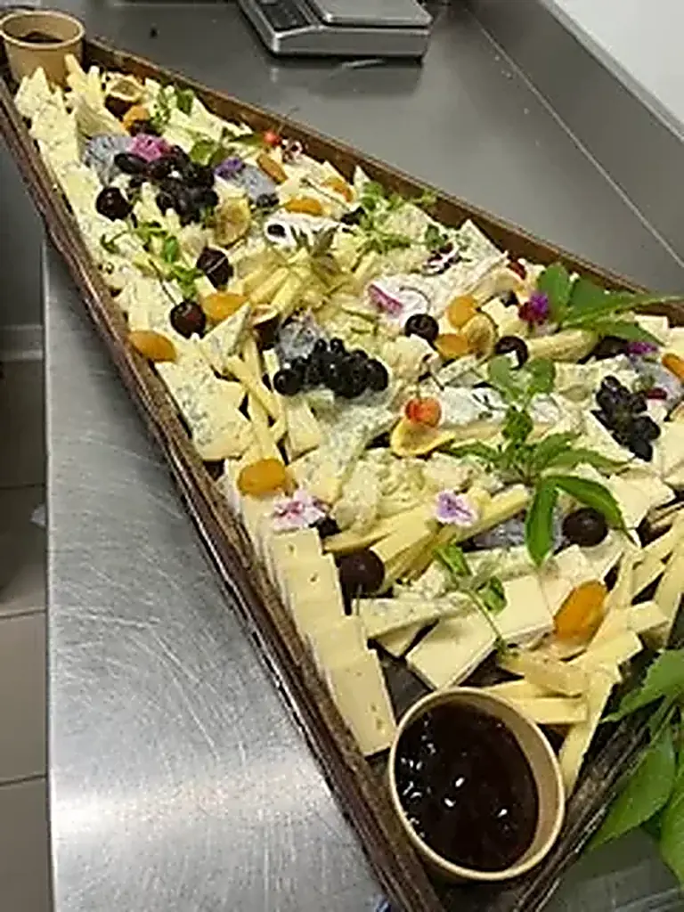 Planche de bouchées à picorer préparée pour une fête entre amis