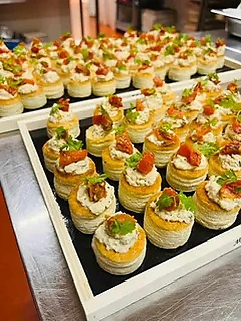 Canapés apéritifs alignés pour un cocktail d'entreprise à Bordeaux