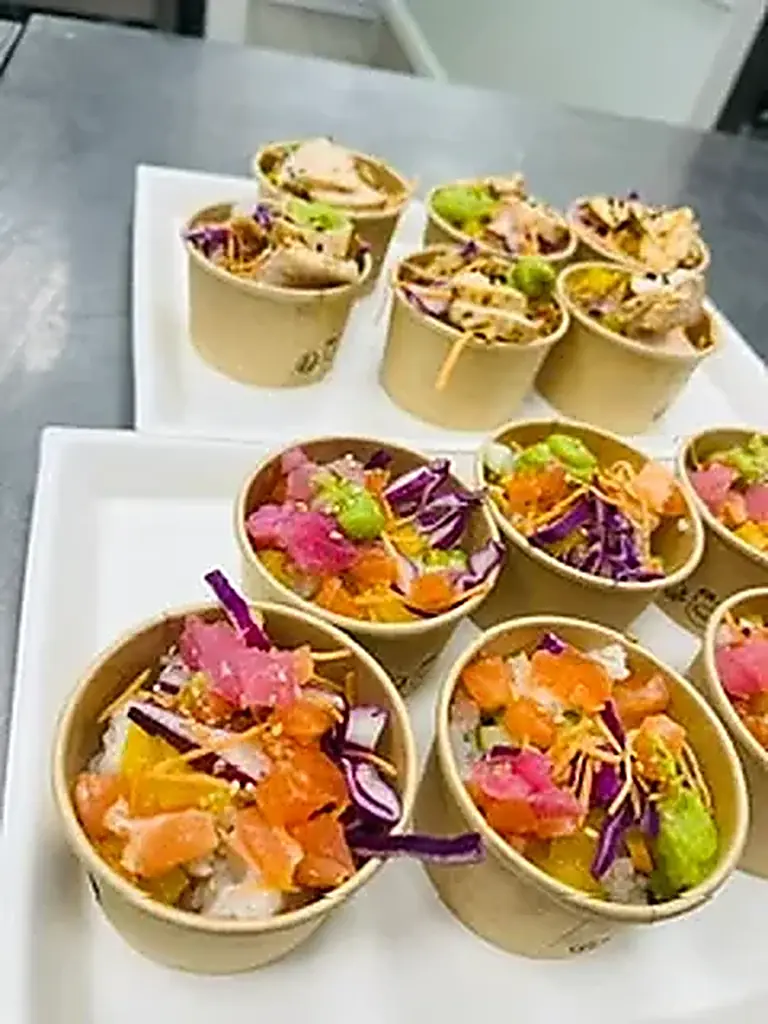 Cornets garnis de légumes croquants et de saumon pour un apéritif de fête