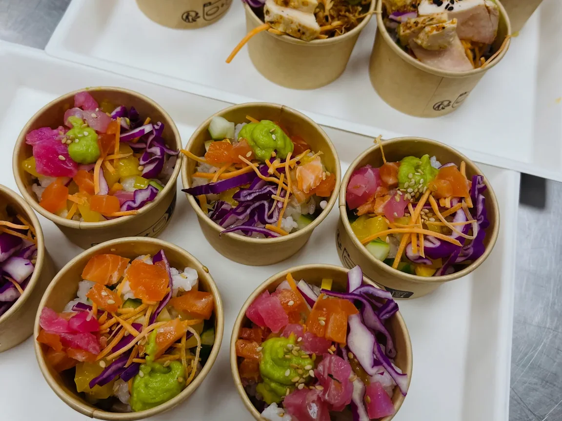 Pièces cocktail en cornets garnis de saumon et de légumes croquants