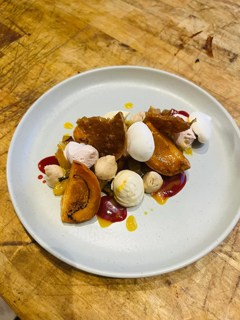 Dessert à l'assiette : fruits rôtis, meringues et coulis