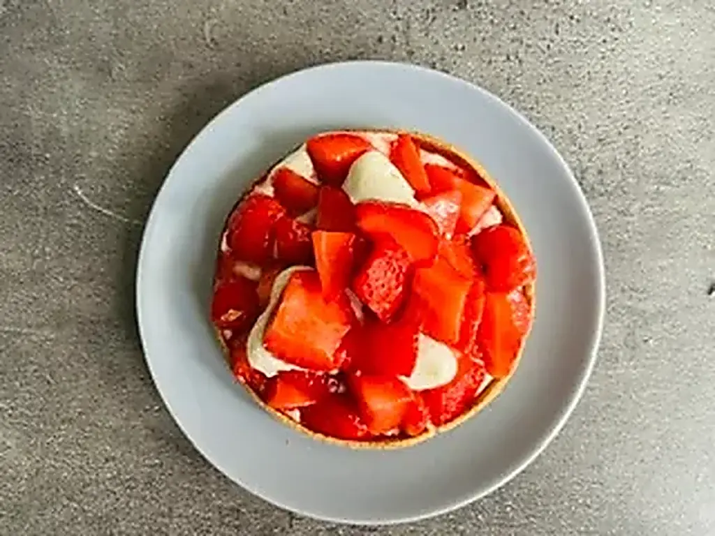 Dessert aux fraises fraîches dressé chez le client par le chef