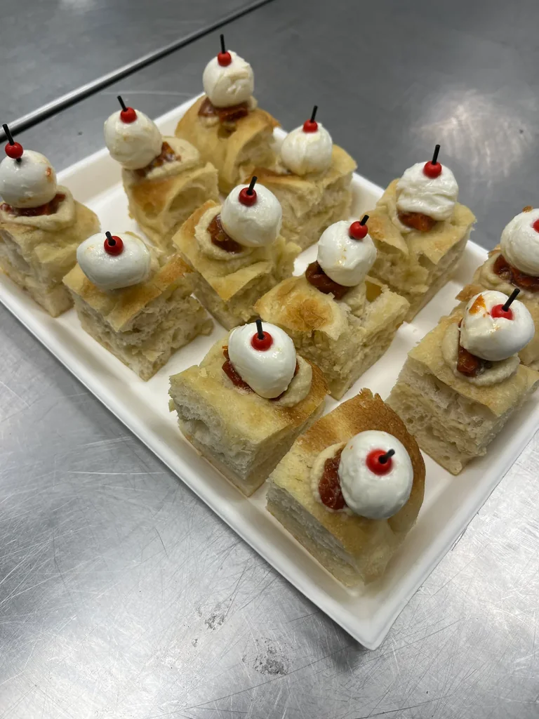 Petits fours individuels chantilly et cerise pour un buffet de desserts