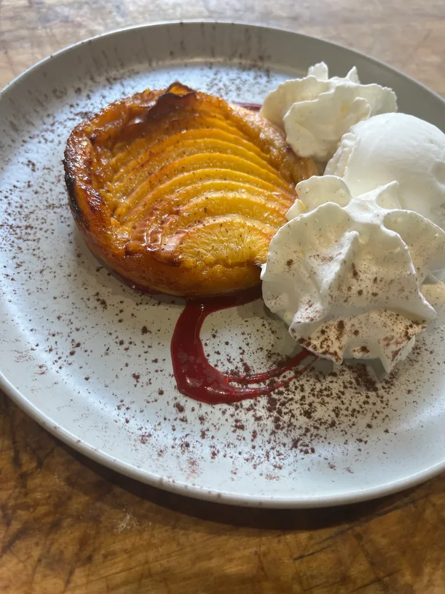 Tarte fine aux pommes caramélisées et quenelles de crème