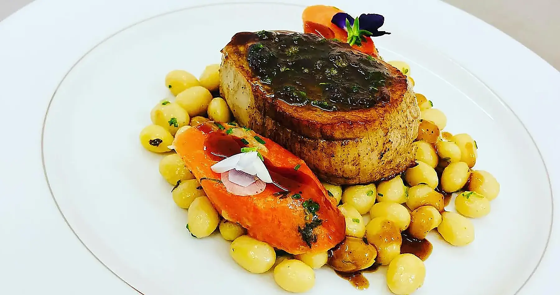 Assiette dressée par le chef à domicile lors d'un dîner privé à Bordeaux