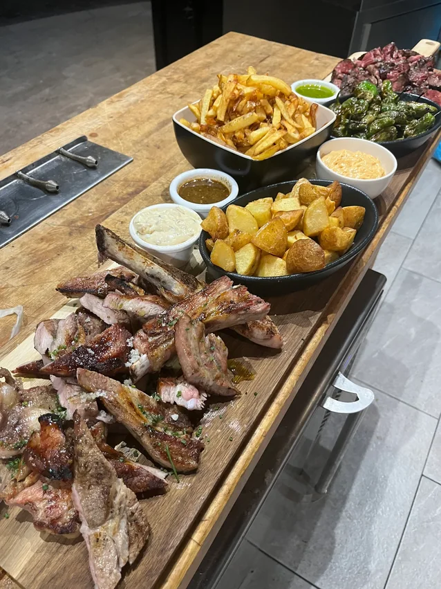 Plateau de viandes grillées et frites maison pour un buffet
