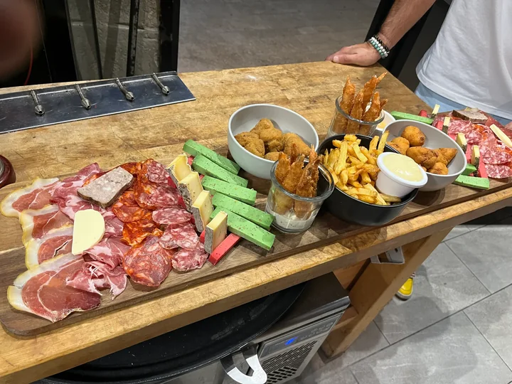 Planche de charcuterie, fromages et fritures pour un apéritif