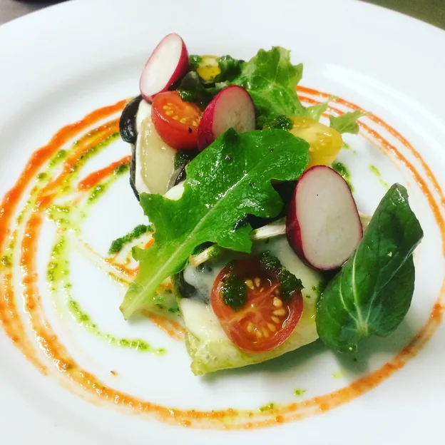 Salade croquante de radis, tomates cerises et roquette, trait de coulis
