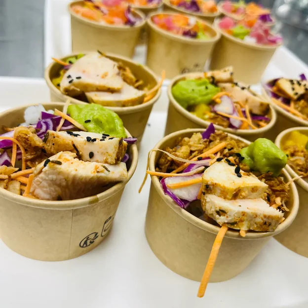 Pots de salade de volaille et crudités pour un buffet