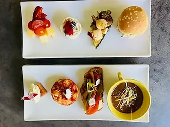 Assortiment de bouchées salées et sucrées pour une réunion professionnelle