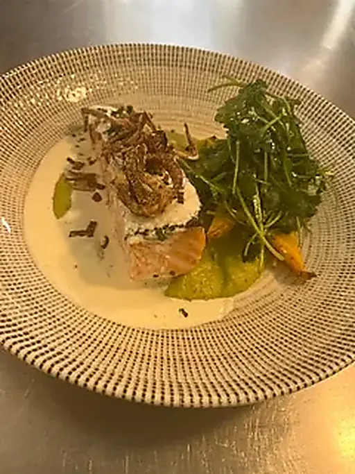 Assiette de champignons, roquette et condiments préparée par le chef