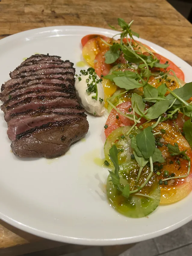 Magret de canard tranché et salade de tomates anciennes