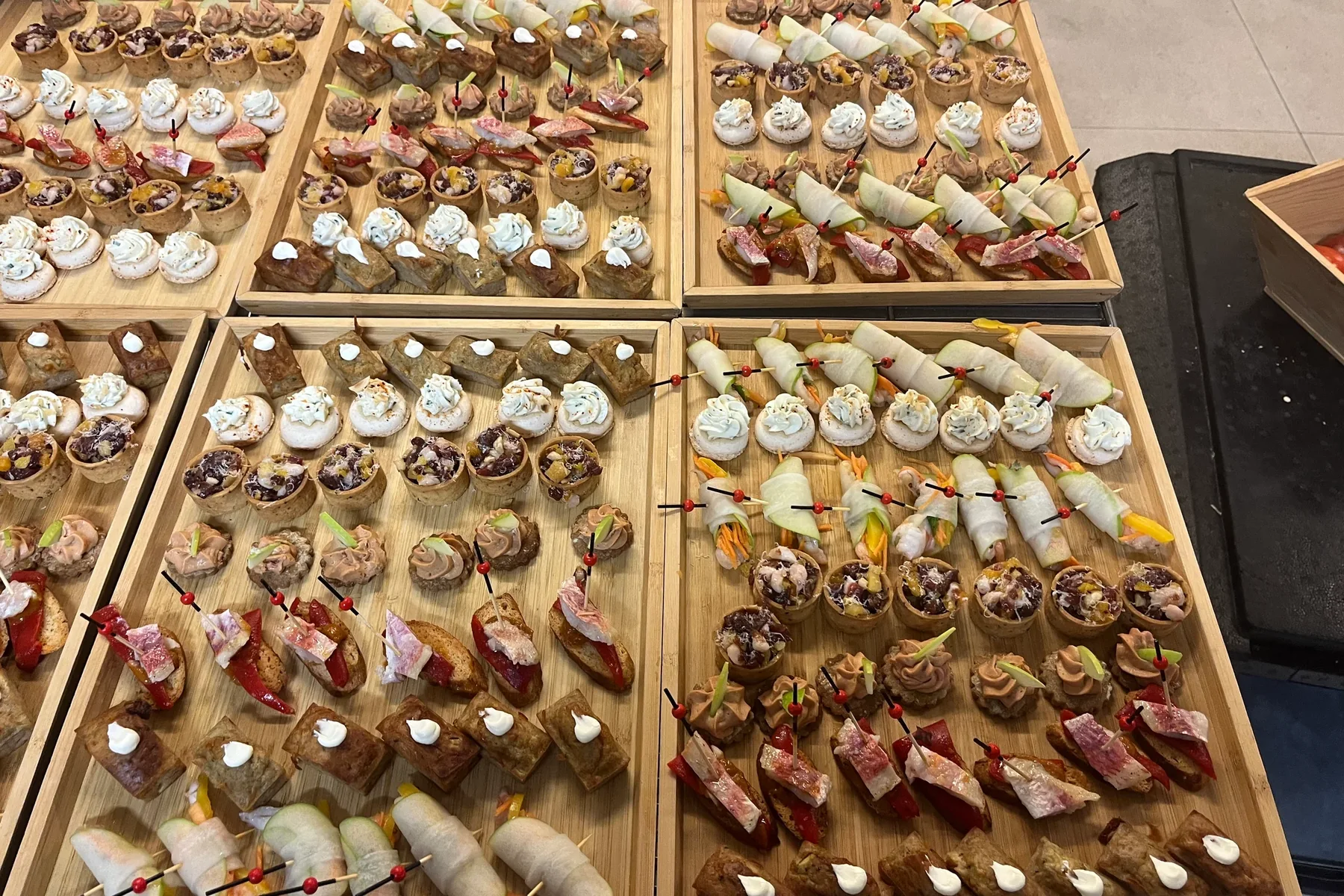Plateaux de pièces cocktail salées et sucrées préparés par le chef