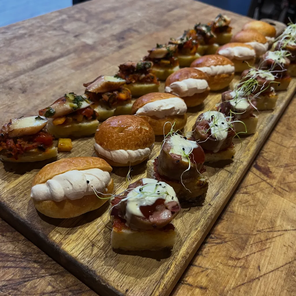 Planche de mini-burgers et bouchées apéritives pour un cocktail