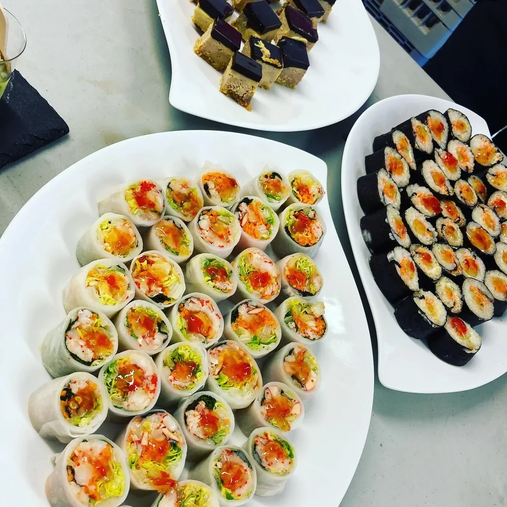 Bouchées et makis de légumes préparés pour un événement privé