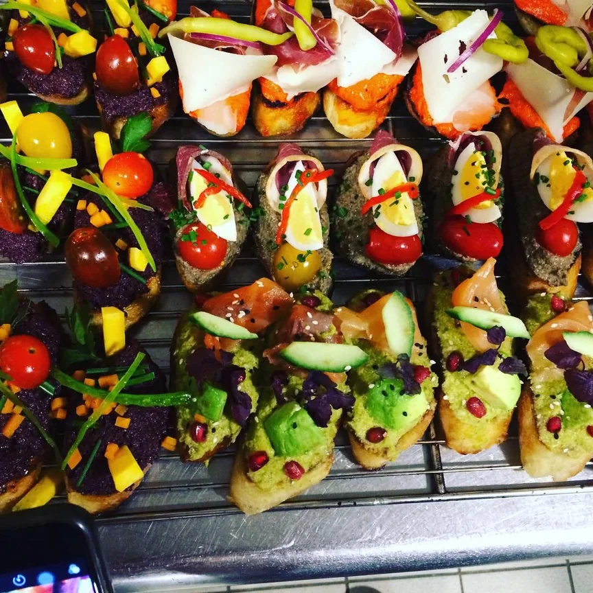 Canapés de légumes colorés, avocat et tomates cerises