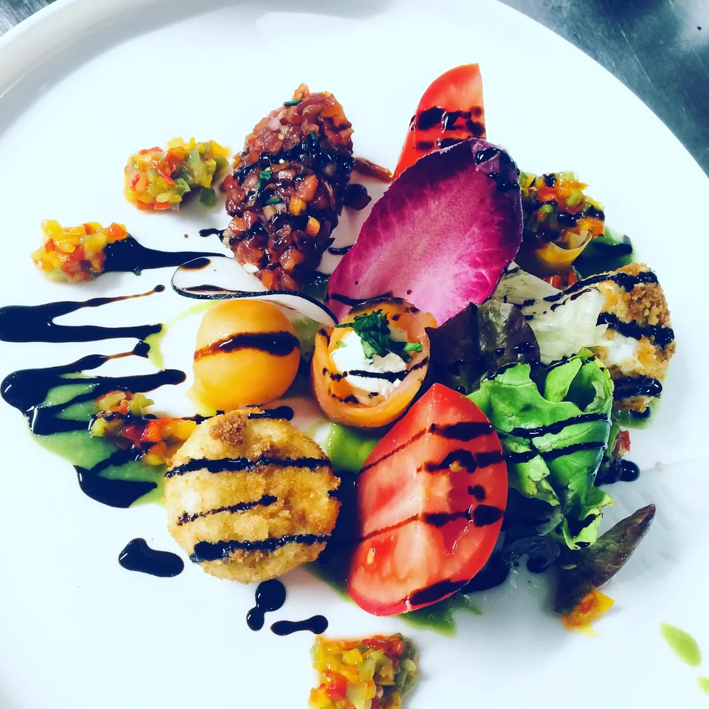 Assiette de légumes colorés, tomates, betterave et croquettes, trait de balsamique